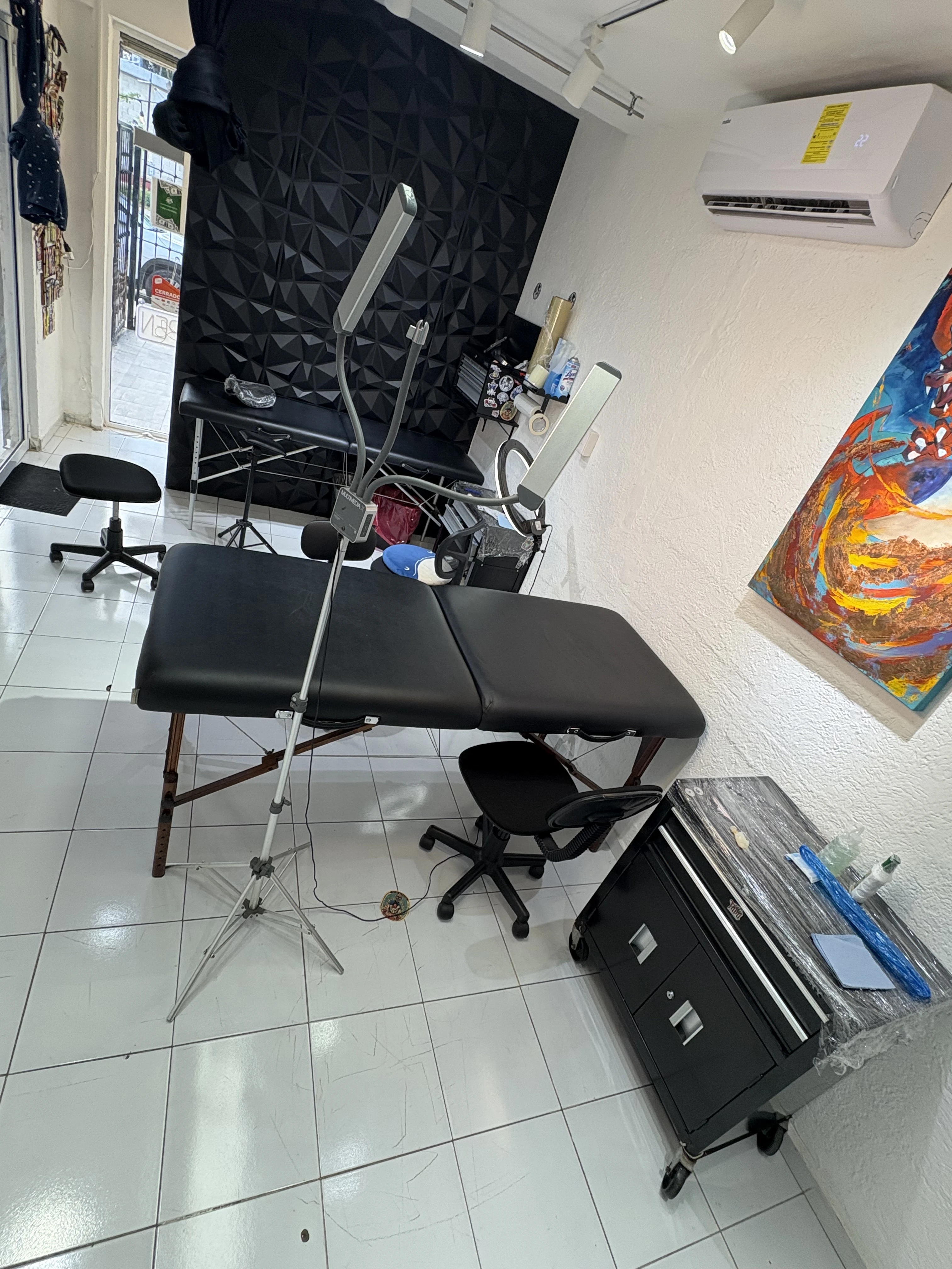 Artiste tatoueur concentré sur son travail